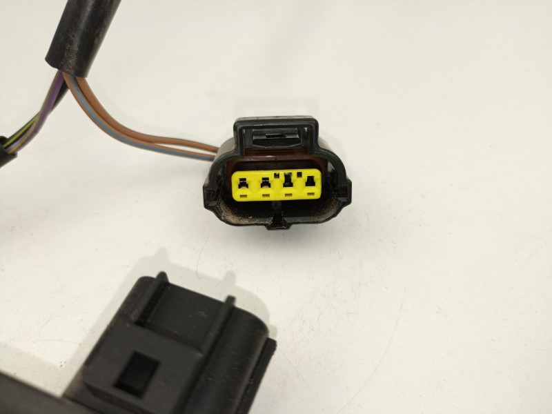 Recambio de cerradura puerta corredera derecha para chrysler voyager 2.5 td referencia OEM IAM 5019052AC  