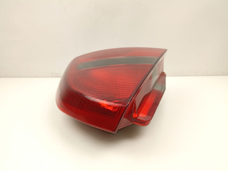 Recambio de piloto trasero derecho para mitsubishi carisma 1.8 g referencia OEM IAM MR485470  