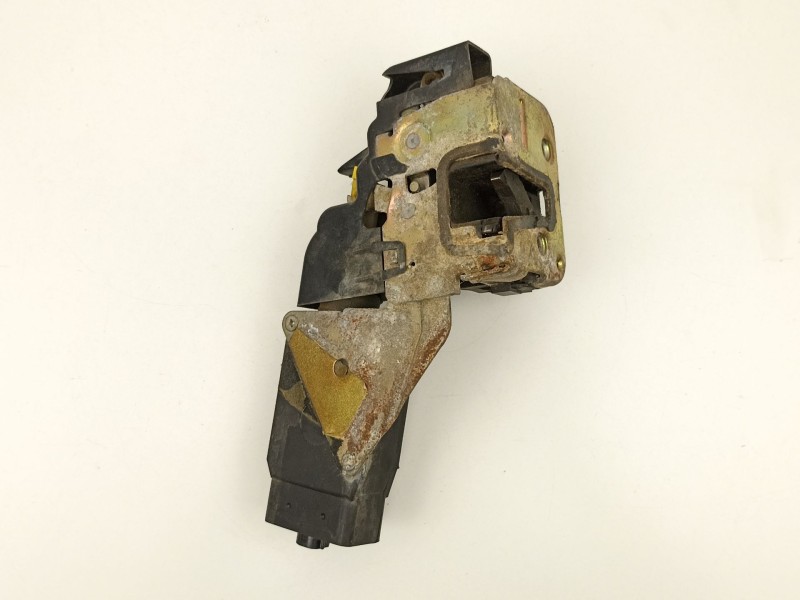 Recambio de cerradura puerta delantera derecha para mitsubishi carisma 1.6 g -4g92 referencia OEM IAM M852061  