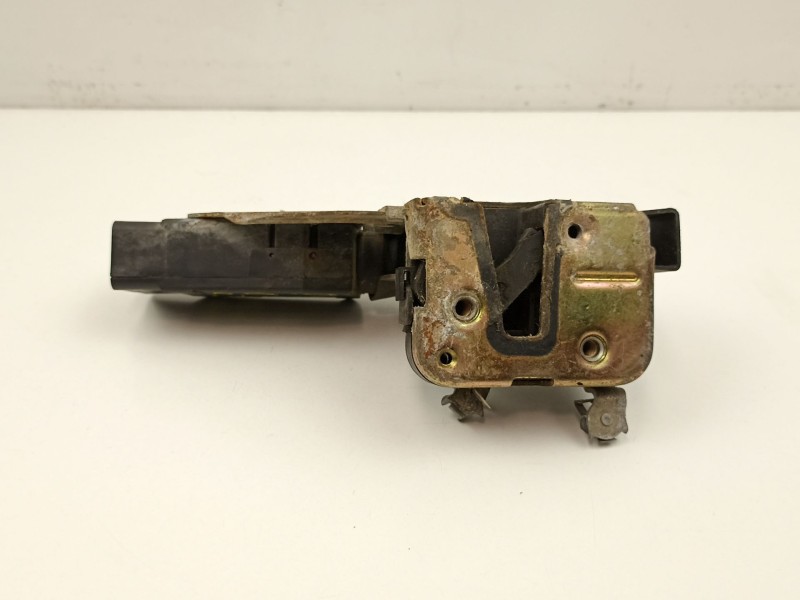 Recambio de cerradura puerta delantera derecha para mitsubishi carisma 1.6 g -4g92 referencia OEM IAM M852061  