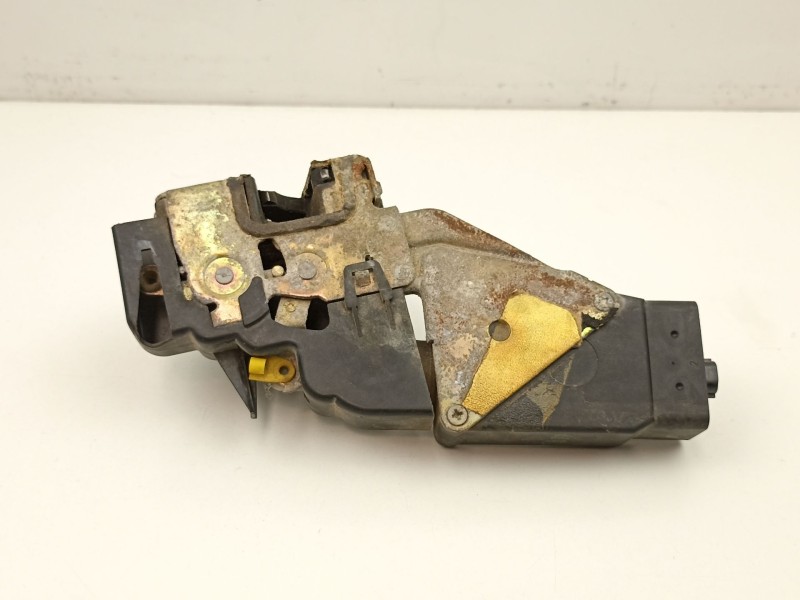 Recambio de cerradura puerta delantera derecha para mitsubishi carisma 1.6 g -4g92 referencia OEM IAM M852061  