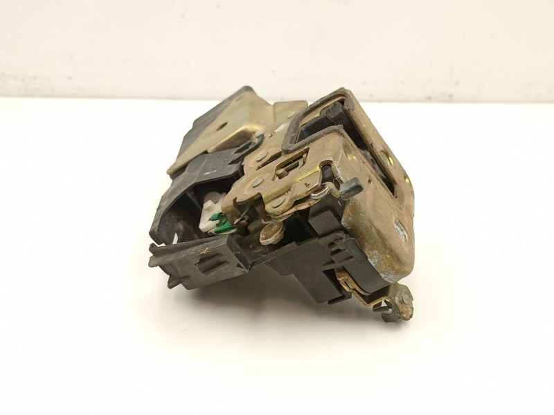 Recambio de cerradura puerta trasera izquierda para mitsubishi carisma 1.8 g -6-4693 16v referencia OEM IAM MR911347  