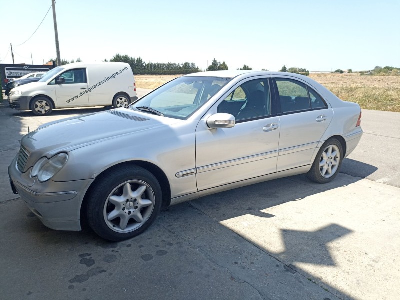 mercedes-benz clase c (w203) berlina del año 2001