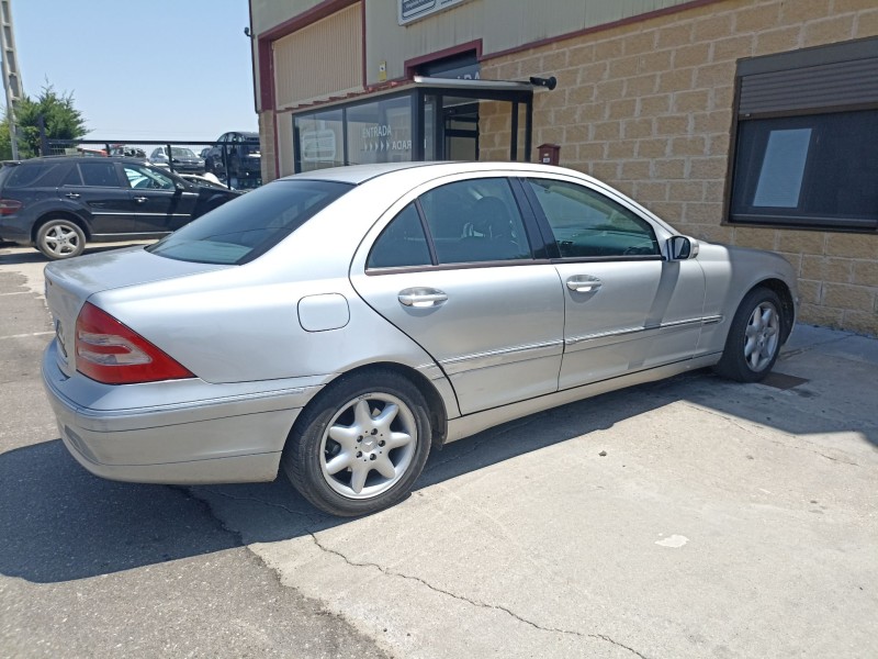 mercedes-benz clase c (w203) berlina del año 2001