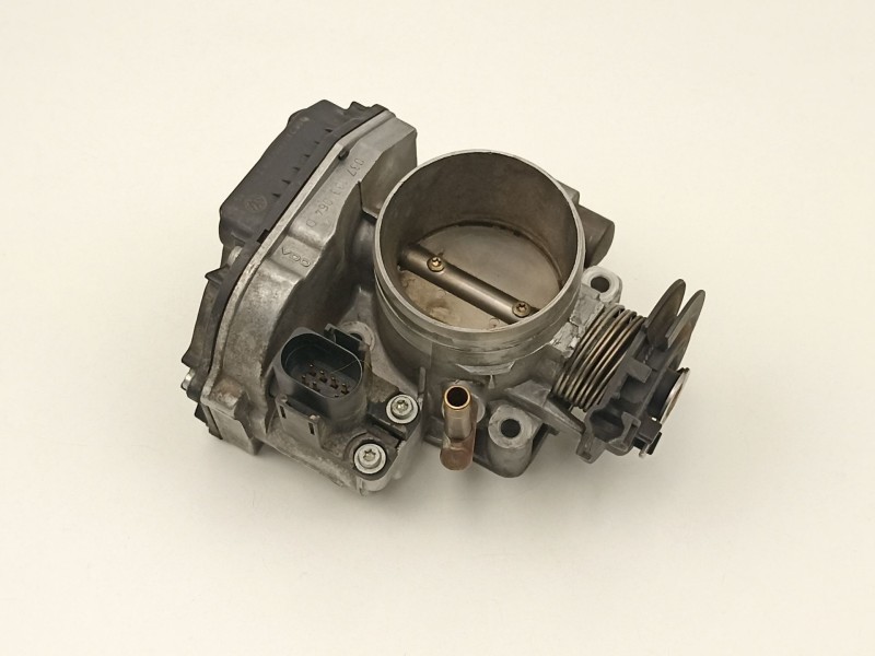 Recambio de caja mariposa para volkswagen golf 1.6 g referencia OEM IAM 037133064D  