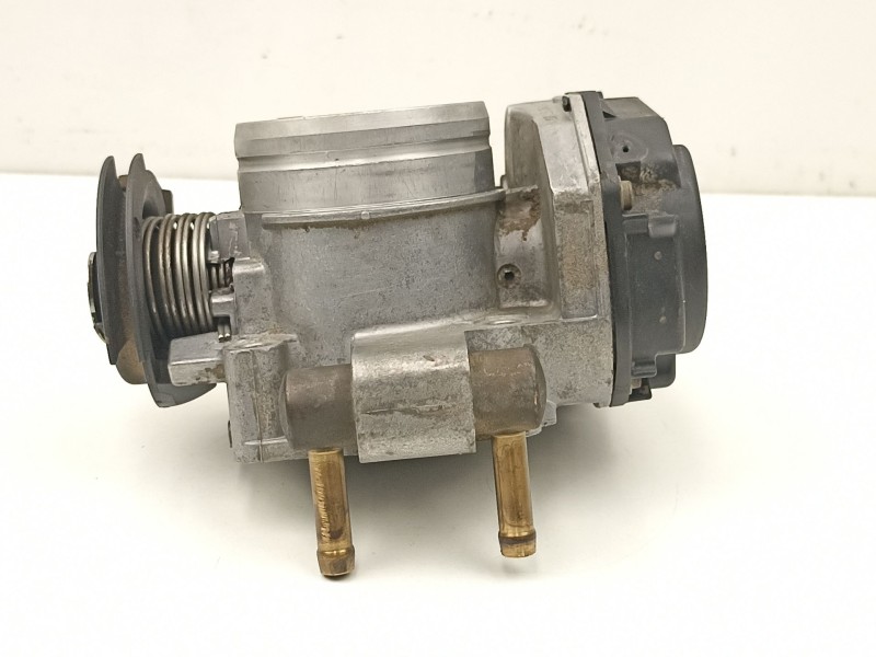 Recambio de caja mariposa para volkswagen golf 1.6 g referencia OEM IAM 037133064D  