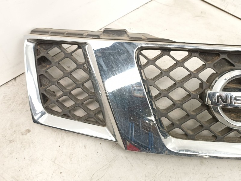 Recambio de rejilla para nissan pathfinder (r51) 2.5 dci chrome referencia OEM IAM 62310EB400  