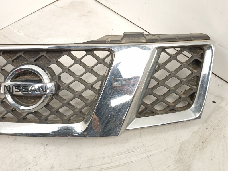Recambio de rejilla para nissan pathfinder (r51) 2.5 dci chrome referencia OEM IAM 62310EB400  