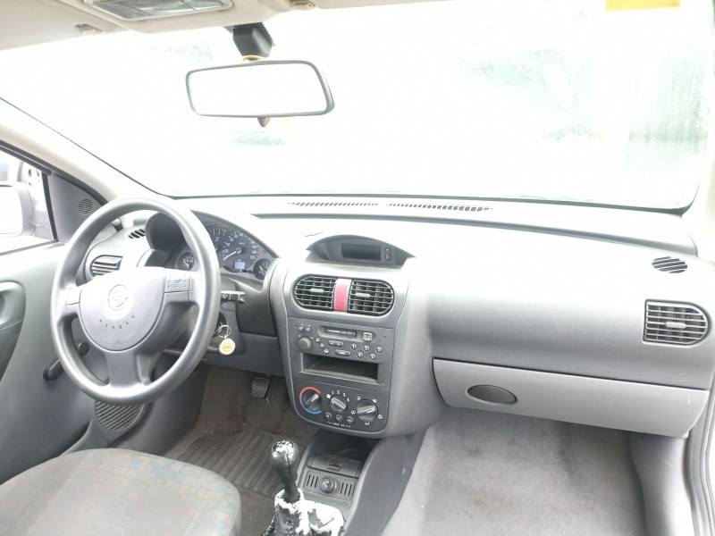 opel corsa c (x01) del año 2001