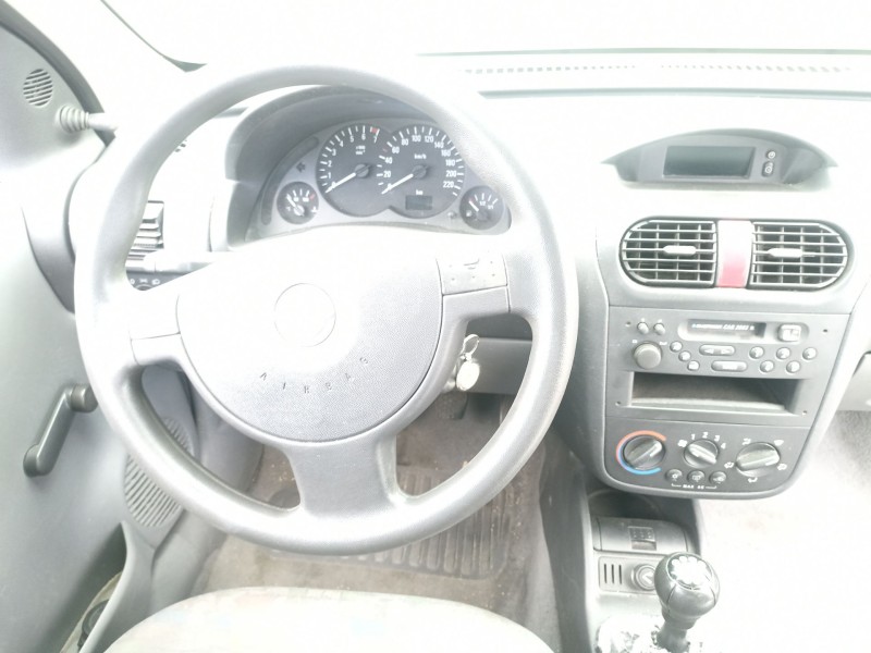 opel corsa c (x01) del año 2001