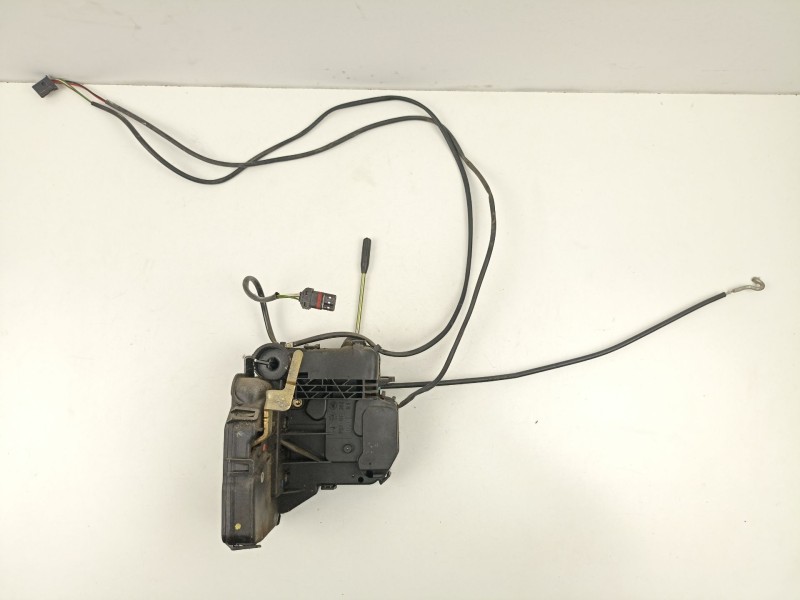 Recambio de cerradura puerta delantera derecha para mercedes-benz c220 2.2 cdi referencia OEM IAM A2037200235  