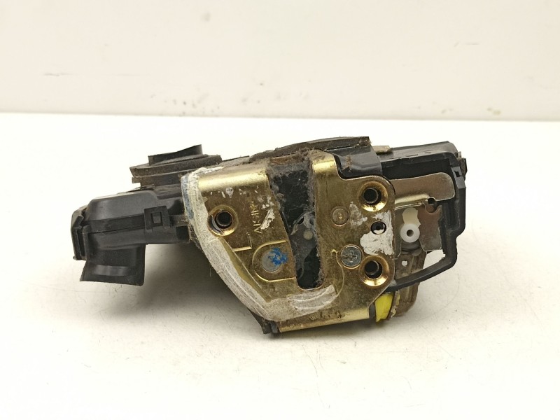 Recambio de cerradura puerta delantera izquierda para toyota avensis (_t25_) 1.8 (zzt251_) referencia OEM IAM 6904002151  