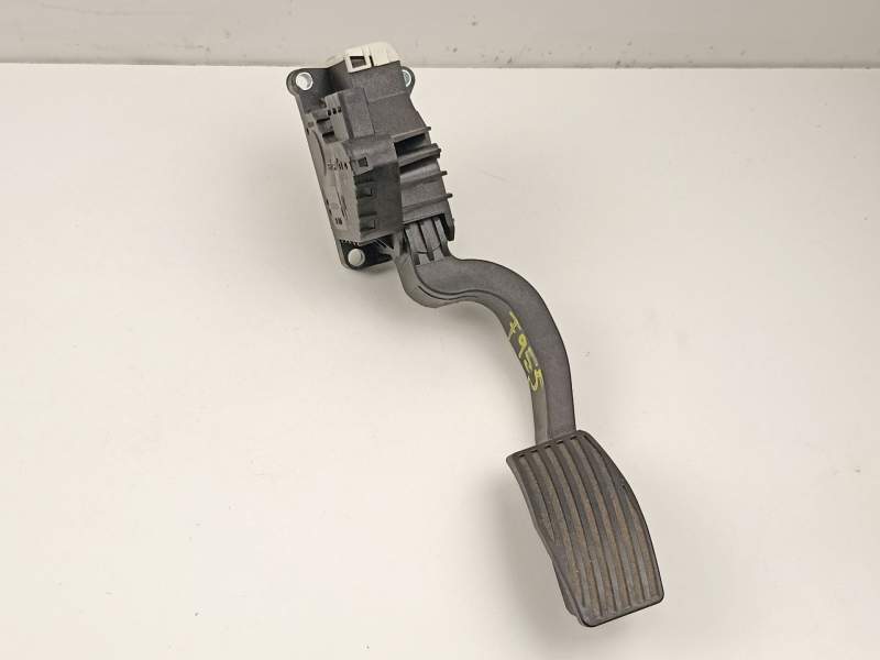 Recambio de potenciometro aceleracion para opel corsa d selective referencia OEM IAM 13305804  