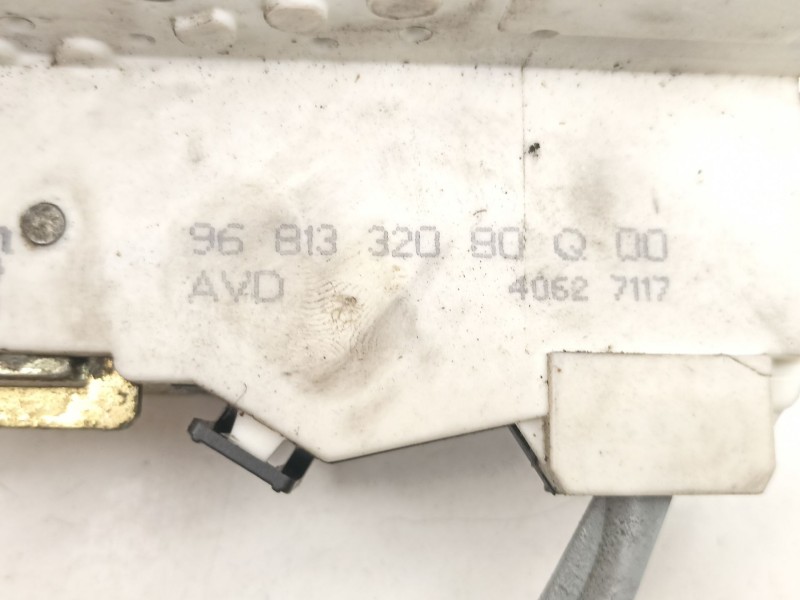 Recambio de cerradura puerta delantera derecha para citroën c4 1.6 d 9hy 109 cv referencia OEM IAM 9681332080  