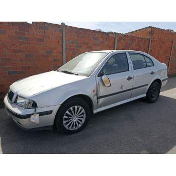 SKODA Octavia Berlina (1U2) de desguace