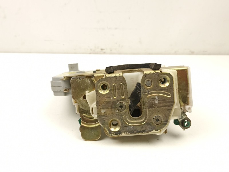 Recambio de cerradura puerta delantera derecha para nissan primera 1.6 g -ga16 referencia OEM IAM 805022F910  