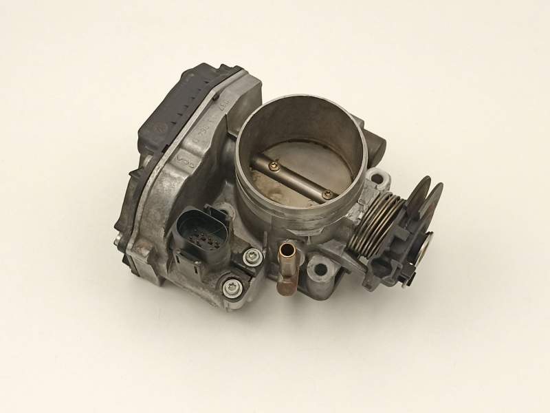Recambio de caja mariposa para volkswagen golf 1.6 g referencia OEM IAM 037133064D  