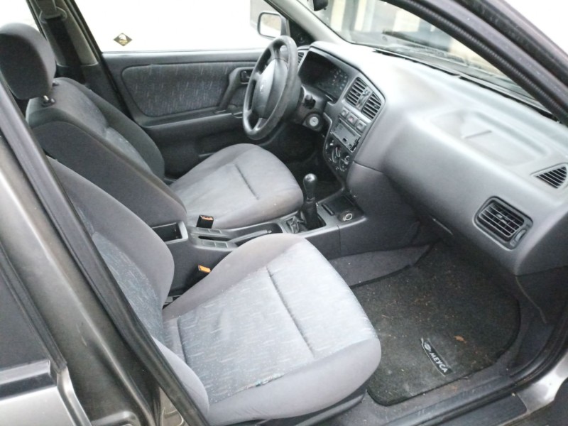 nissan primera hatchback (p11) del año 1996
