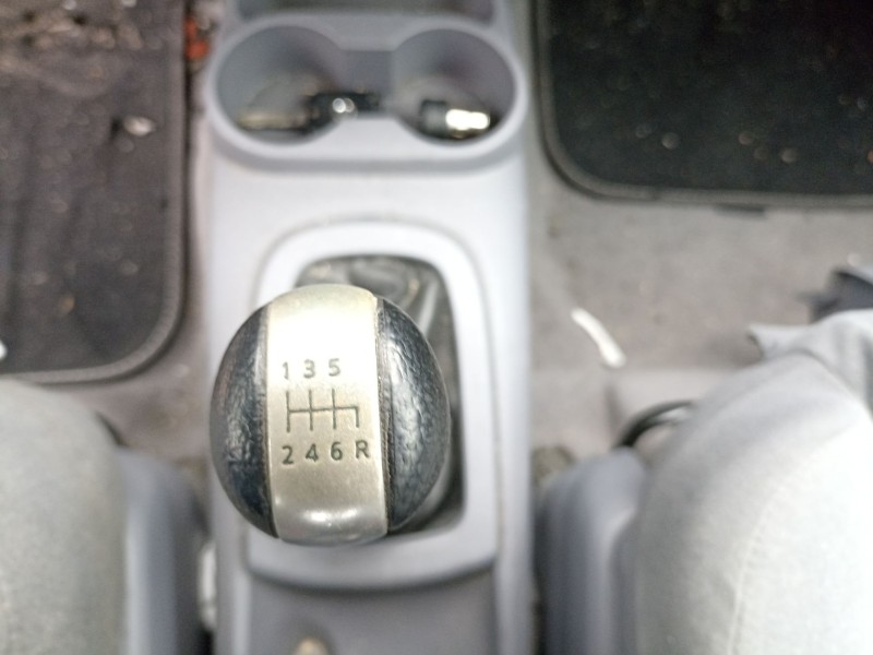 nissan almera tino (v10) del año 2004