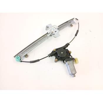 ELEVALUNAS DELANTERO DERECHO 824021G010 