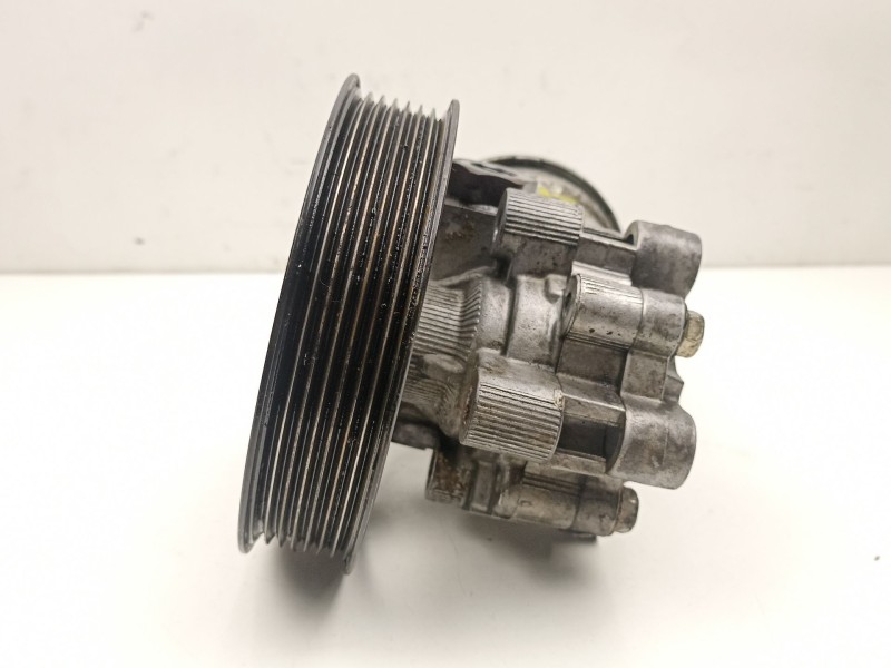 Recambio de bomba direccion para toyota avensis ranchera familiar (_t25_) 2.0 d-4d (adt250_) referencia OEM IAM 4431005120  