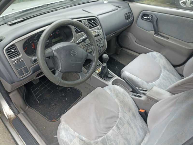 nissan primera hatchback (p11) del año 2000