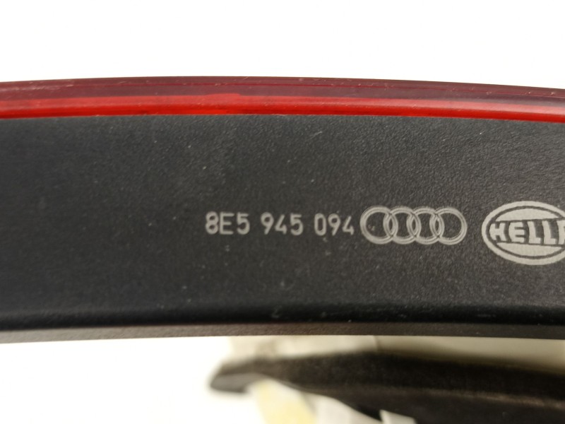Recambio de piloto porton derecho para audi a4 b7 (8ec) 2.0 tfsi referencia OEM IAM 8E5945094  