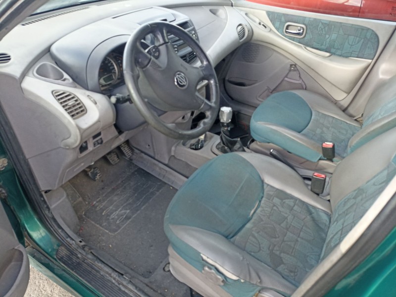 nissan almera tino (v10) del año 2000