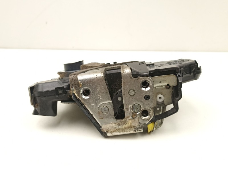 Recambio de cerradura puerta delantera izquierda para lexus is ii (_e2_) 220d (ale20) referencia OEM IAM 6904053100  