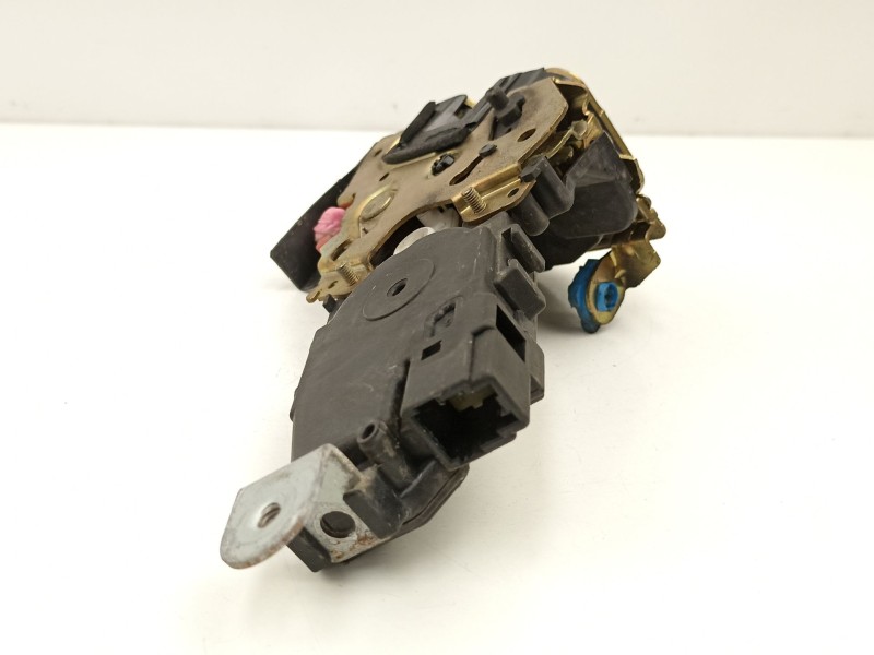 Recambio de cerradura puerta trasera derecha para subaru legacy 2.5 g referencia OEM IAM 61035AE000  