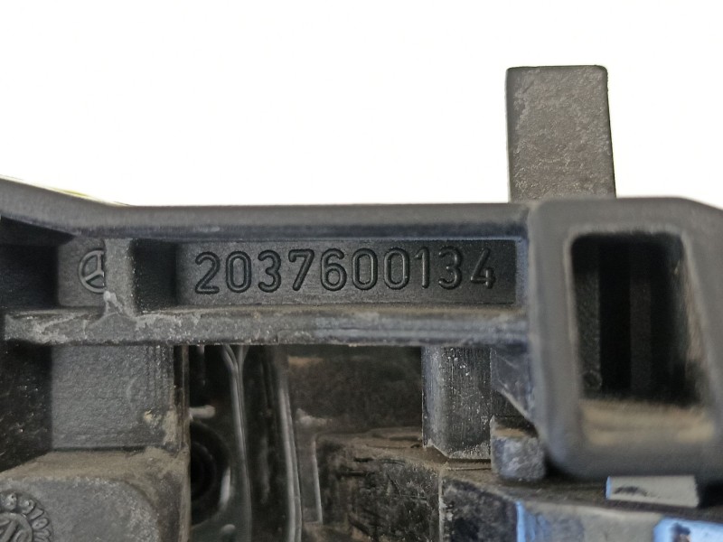 Recambio de manilla delantera izquierda para mercedes-benz clase c (w203) c 220 cdi (203.006) referencia OEM IAM A2037600134  