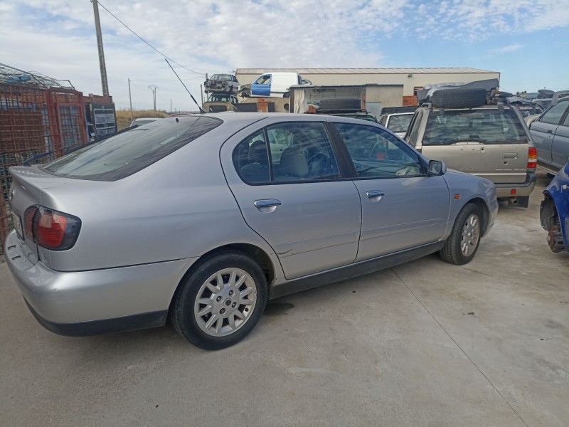 nissan primera hatchback (p11) del año 2000