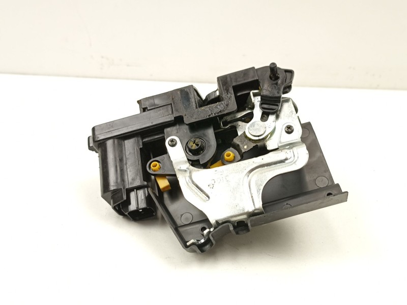 Recambio de cerradura puerta trasera derecha para ssangyong kyron 2.0 xdi referencia OEM IAM 7132009005  