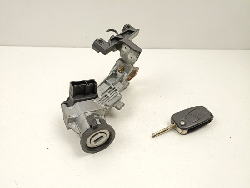 Recambio de conmutador de arranque para fiat punto 1.9 jtd referencia OEM IAM 51813197  