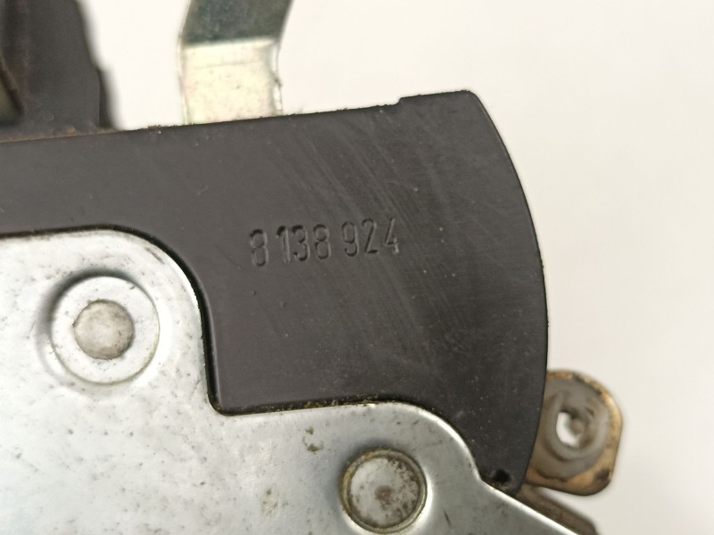 Recambio de cerradura puerta delantera derecha para bmw 5 (e34) 525 td referencia OEM IAM 8138924  
