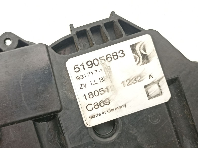 Recambio de cerradura puerta delantera derecha para fiat punto 1.3 td referencia OEM IAM 51905683  