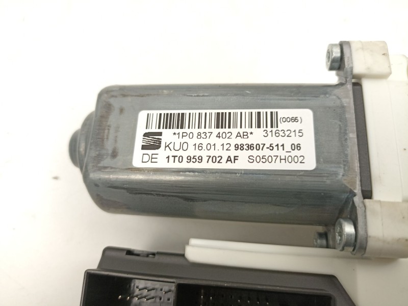 Recambio de elevalunas delantero derecho para seat leon (1p1) 1.6 tdi referencia OEM IAM 1P0837402AB  1T0959702AF