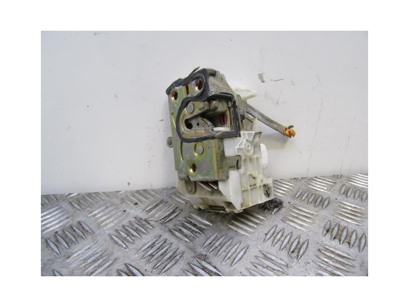 Recambio de cerradura pta. tras. izq. : toyota avensis : 2.0 d (89,73cv) [1999] para toyota avensis 2.0 d referencia OEM IAM   