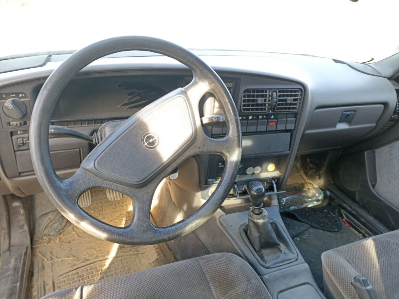 opel omega a (v87) del año 1989