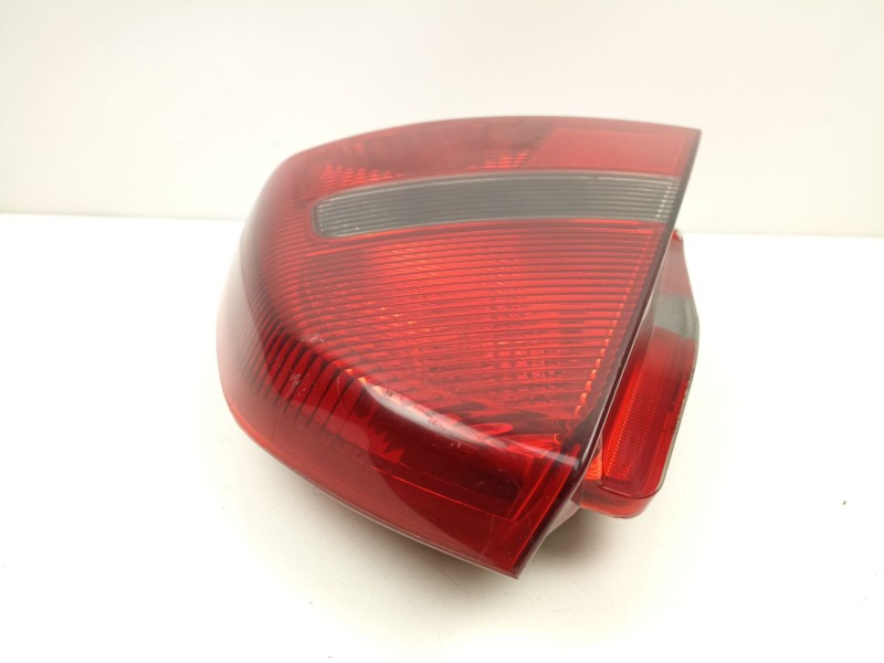 Recambio de piloto trasero derecho para mitsubishi carisma 1.8 g referencia OEM IAM MR485470  