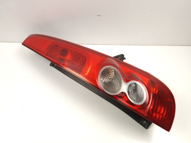 Recambio de piloto trasero derecho para ford fiesta 1.4 td referencia OEM IAM 6S6113404A  