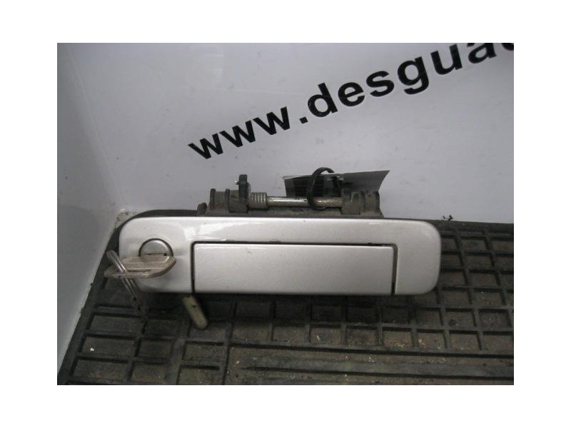 Recambio de manilla del. dcha. : audi 80 : 1.8-g-dz (110,16cv) [1988] para audi  80 1.8-g-dz    referencia OEM IAM PLATEADA  