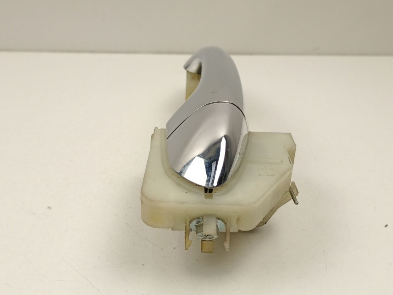 Recambio de manilla delantera derecha para kia carens iv 1.7 crdi referencia OEM IAM 82665A4000  