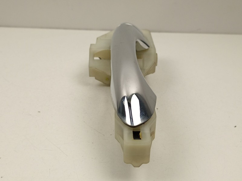 Recambio de manilla delantera derecha para kia carens iv 1.7 crdi referencia OEM IAM 82665A4000  