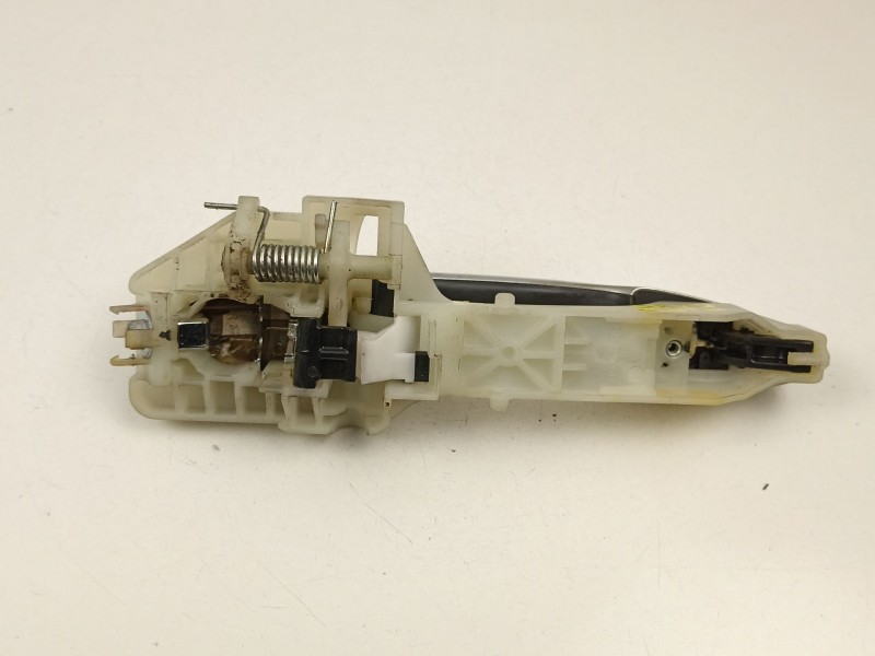 Recambio de manilla delantera derecha para kia carens iv 1.7 crdi referencia OEM IAM 82665A4000  