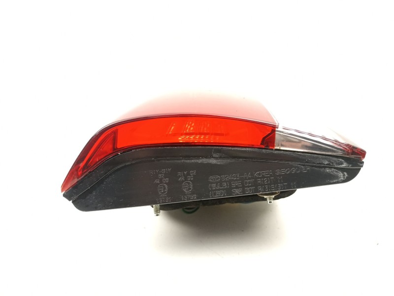 Recambio de piloto porton izquierdo para kia carens iv 1.7 crdi referencia OEM IAM 92403A4010  