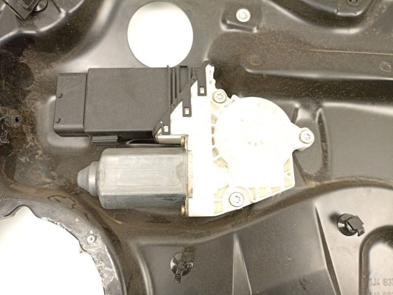 Recambio de elevalunas delantero derecho para volkswagen golf alh referencia OEM IAM 1J4837756F  