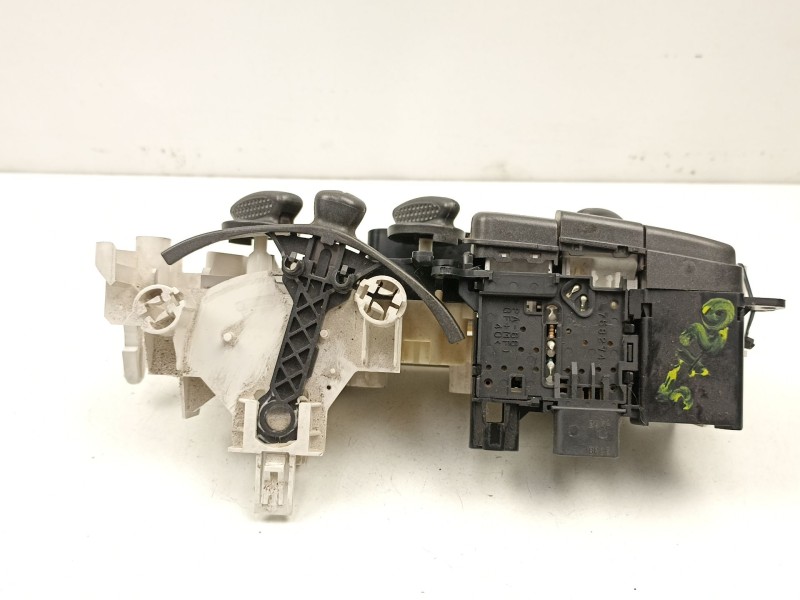 Recambio de mandos calefaccion aire para toyota yaris 1.0 g referencia OEM IAM 8401052100  
