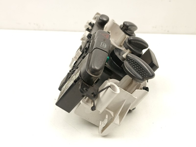 Recambio de mandos calefaccion aire para toyota yaris 1.0 g referencia OEM IAM 8401052100  