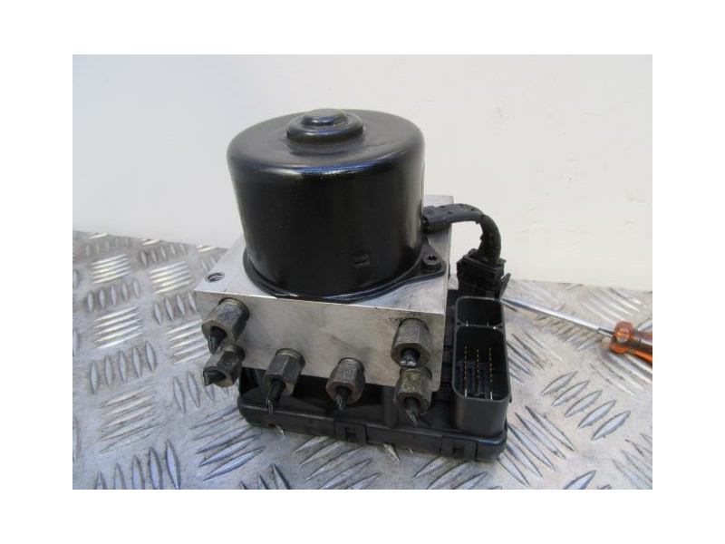 Recambio de abs : chrysler voyager : 2.5 td (142,76cv) [2002] para chrysler voyager 2.5 td referencia OEM IAM 04686702ACA  